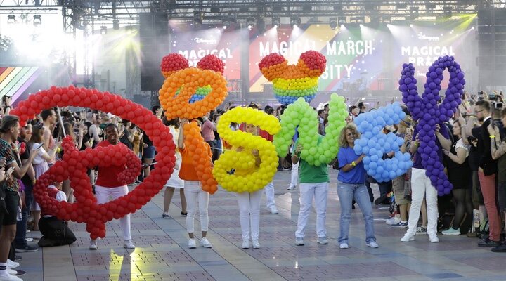 Celebración del Orgullo LGTBQ+ en uno de los parques temáticos de Disney