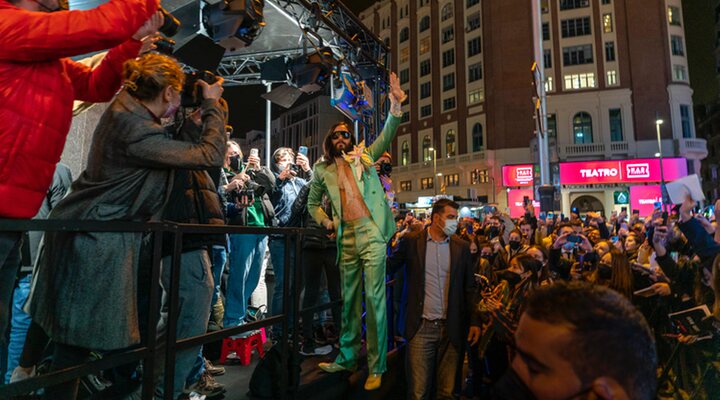  Jared Leto saludando a los fans en la premiere de 'Morbius' de Madrid