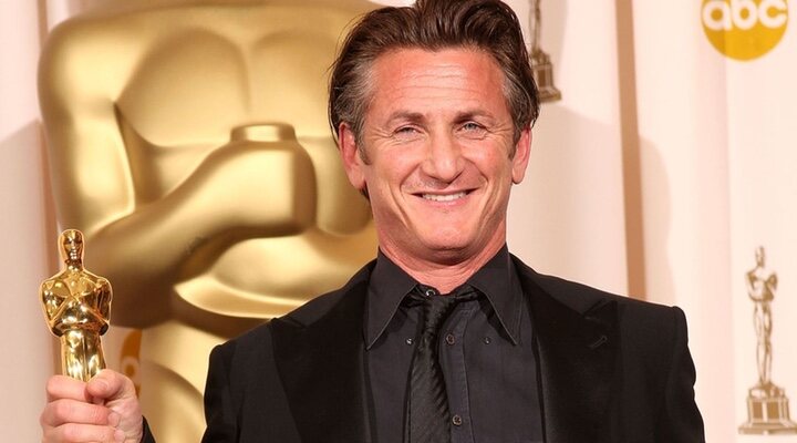 Sean Penn con uno de sus Oscars