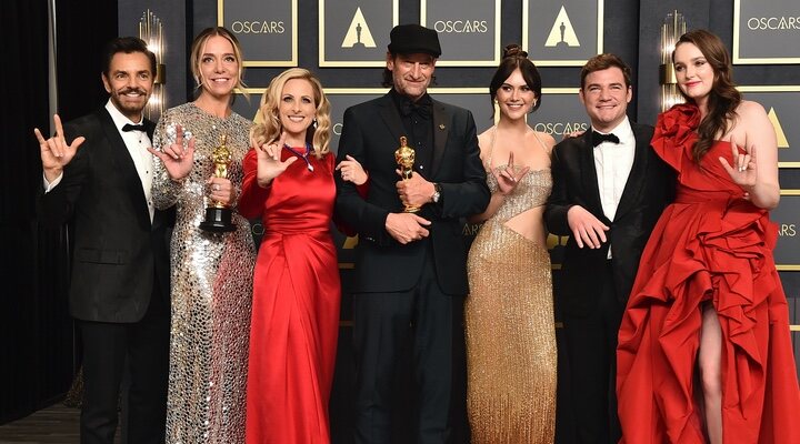 El equipo de 'CODA' con los tres Oscars, incluido el de Mejor película