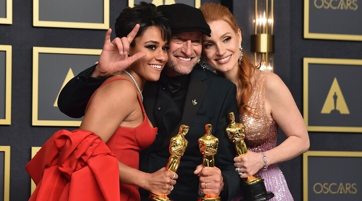 Ariana DeBose, Troy Kotsur y Jessica Chastain con sus Oscars