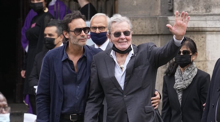  Anthony Delon y su padre, Alain Delon, en el funeral de Jean Paul Belmondo en Paris, Francia