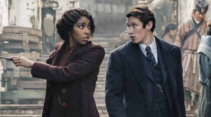 Jessica Williams y Callum Turner en 'Animales Fantásticos: Los secretos de Dumbledore'