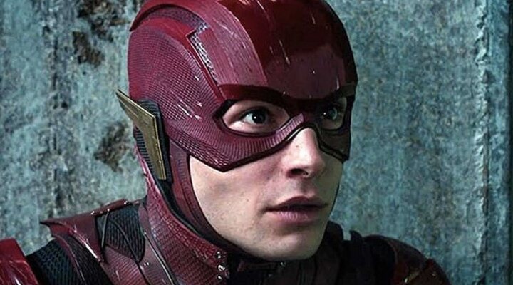 Ezra Miller como Flash