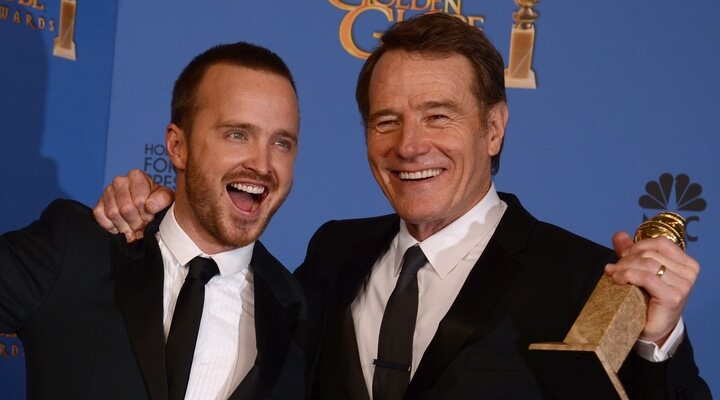 Aaron Paul y Bryan Cranston en los Globos de Oro