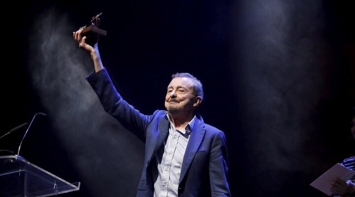 Juan Diego recogiendo un premio