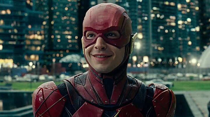 Ezra Miller como Flash