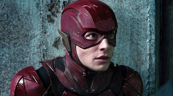 Ezra Miller como Flash