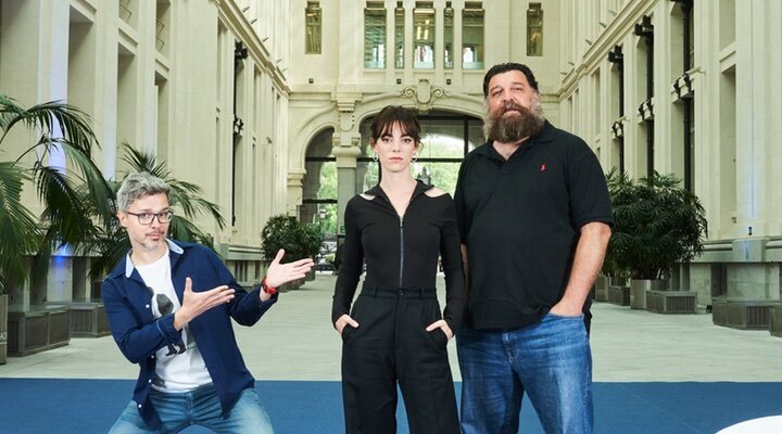 Vicky Luengo y Hovik Keuchkerian junto a Juan Gómez-Jurado en la presentación de 'Reina roja'