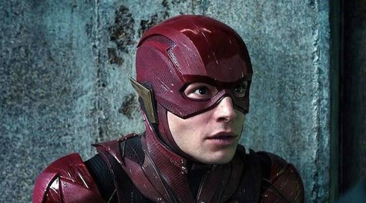 Ezra Miller como Flash