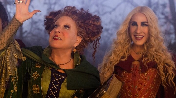  Bette Midler y Sarah Jessica Parker en 'El retorno de las brujas 2' (2022)