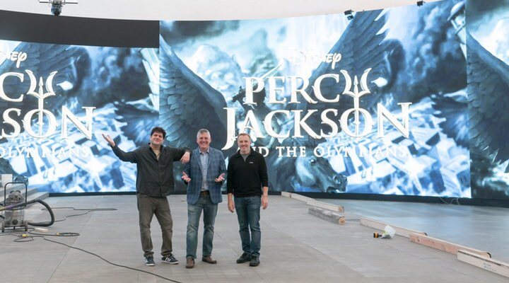  Rick Riordan, autor de 'Percy Jackson', posando en el set de rodaje de la serie