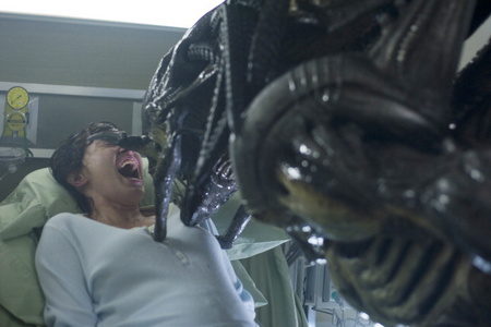 Cartel en español, imágenes y clip de 'Aliens vs Predator 2'