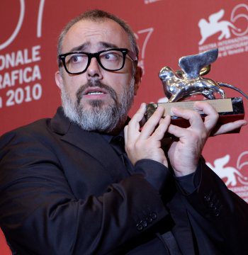 Álex de la Iglesia, con su 'Balada triste de trompeta', premio al mejor director y guión en el Festival de Venecia