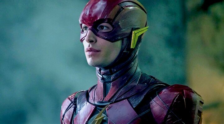 Ezra Miller como Flash