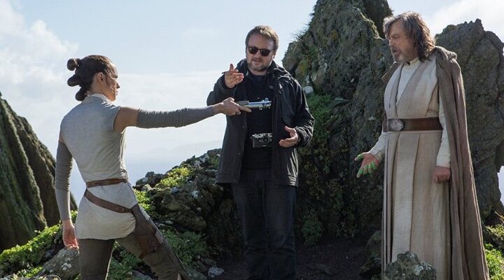  Rian Johnson dirigiendo a Daisy Ridley y Mark Hamill en 'Star Wars: Los últimos Jedi' (2017)