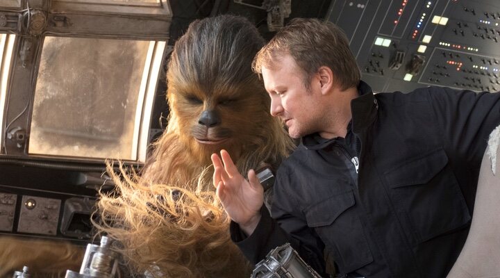  Rian Johnson dirigiendo a Carrie Fisher en 'Los últimos Jedi'