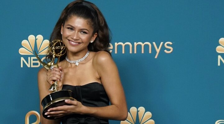  Zendaya con su Emmy 2022 por 'Euphoria'