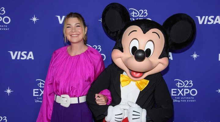 Ellen Pompeo y Mickey Mouse en la D23 Expo 2022