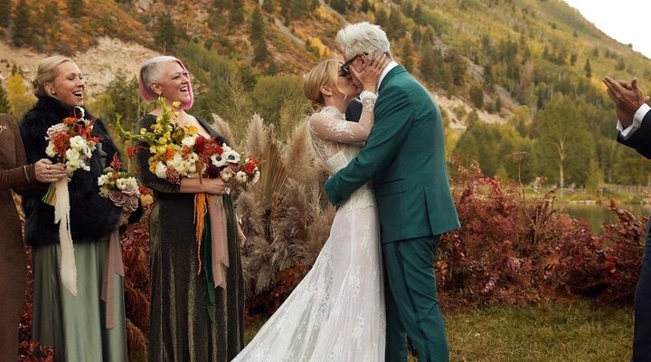 Jennifer Holland y James Gunn en su boda