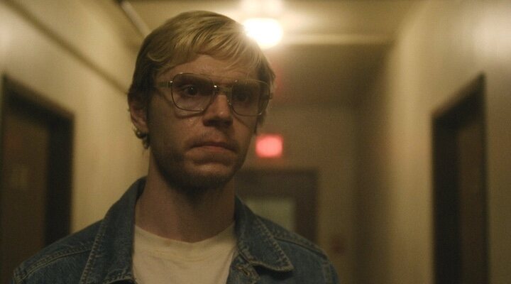 Evan Peters como Jeffrey Dahmer