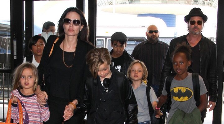 Angelina Joline y Brad Pitt con sus hijos