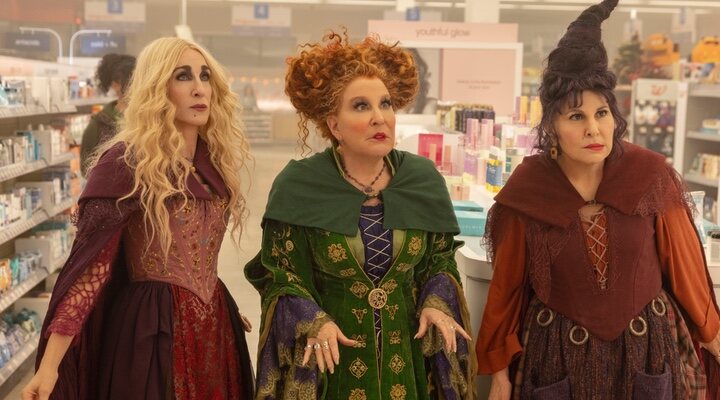  Sarah Michelle Gellar, Bette Midler y Kathy Najimy en 'El retorno de las brujas 2' (2022)