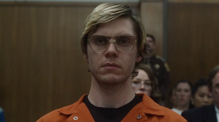 Evan Peters como Jeffer Dahmer