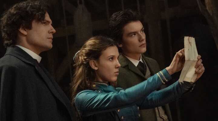  Henry Cavill, Millie Bobby Brown y Louis Partridge en 'Enola Holmes 2' (2022)