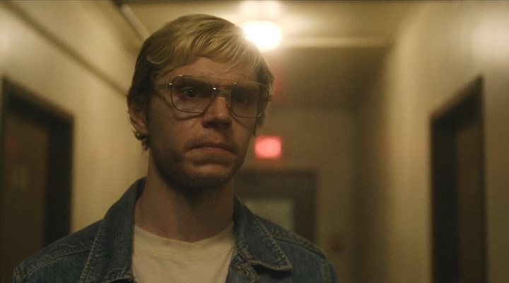 Evan Peters como Jeffrey Dahmer