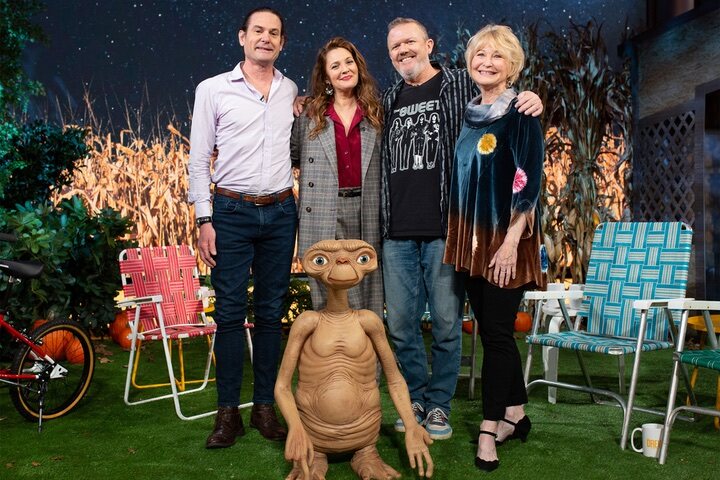 Henry Thomas, Drew Barrymore, Robert MacNaughton y Dee Wallace con E.T.