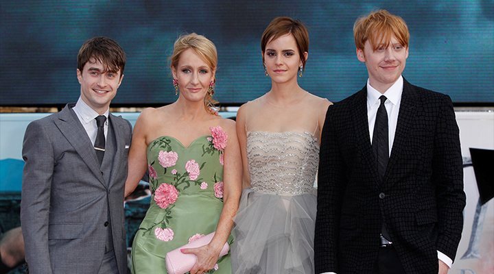 Daniel Radcliffe, Emma Watson y Rupert Grint junto a J. K. Rowling