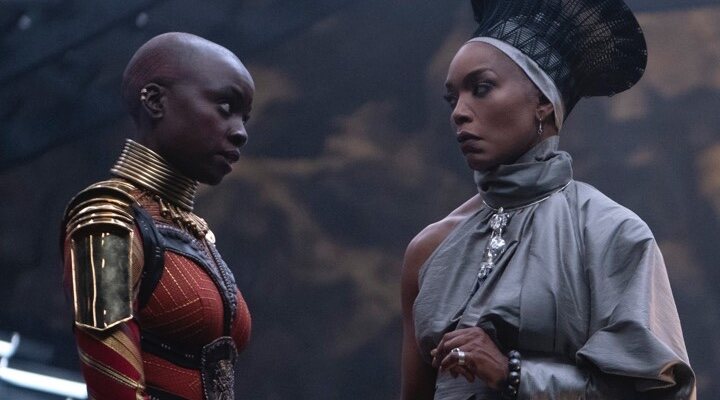 La reina Ramonda y una Dora Milaje en 'Black Panther: Wakanda Forever'