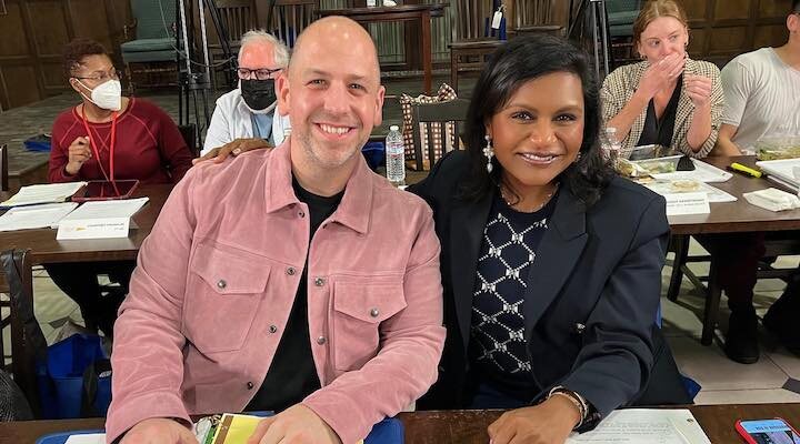 Justin Noble y Mindy Kaling