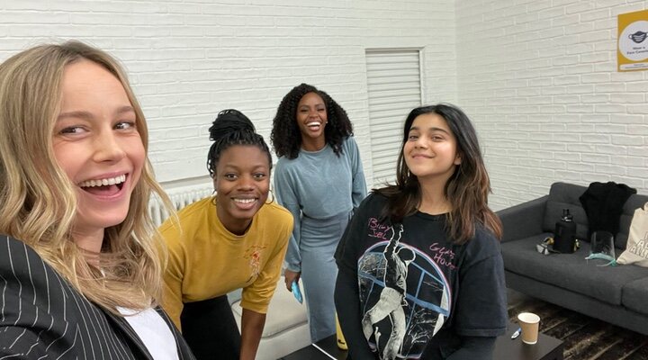 Fotografía con Brie Larson, Iman Vellani y Teyonah Parris juntas