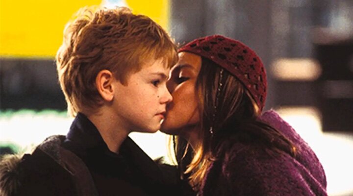 Thomas Brodie Sangster y Olivia Olson en 'Love Actually'