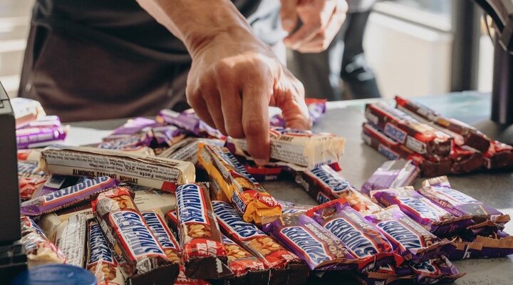 Dwayne Johnson visita el supermercado en el que robaba cada día y compra todos los Snickers