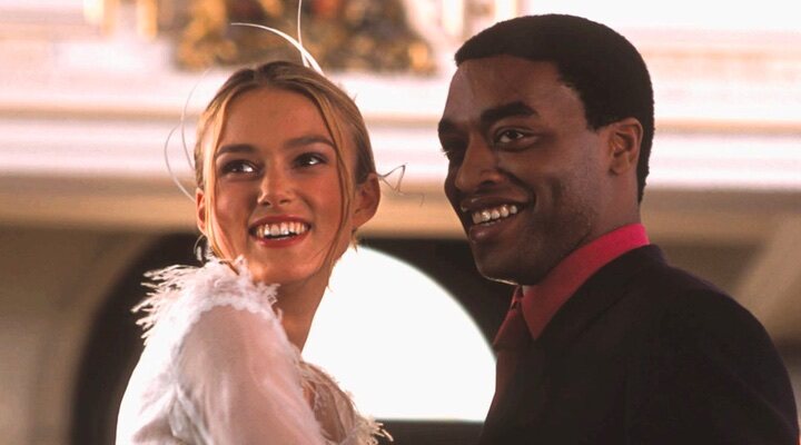 Keira Knightley y Chiwetel Ejiofor en 'Love Actually'