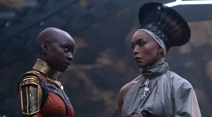 Okoye y la Reina Ramonda en 'Black Panther: Wakanda Forever'