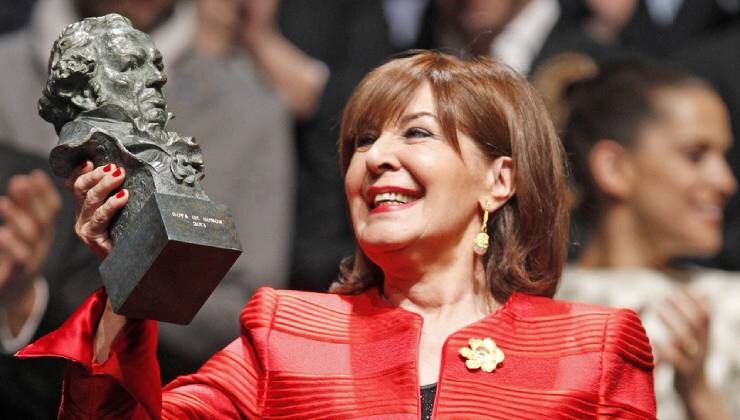 Concha Velasco con su premio Goya