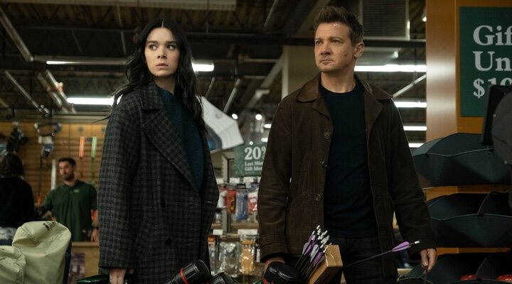  Hailee Steinfeld y Jeremy Renner en 'Ojo de Halcón'