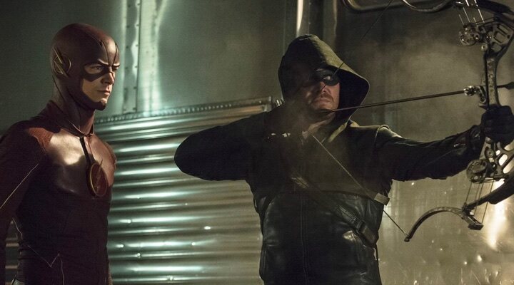 Grant Gustin y Stephen Amell como The Flash y Green Arrow