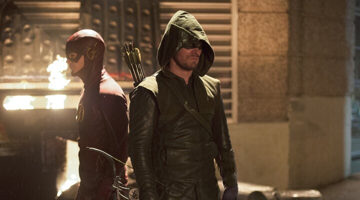  Grant Gustin y Stephen Amell como 'The Flash' y 'Green Arrow'