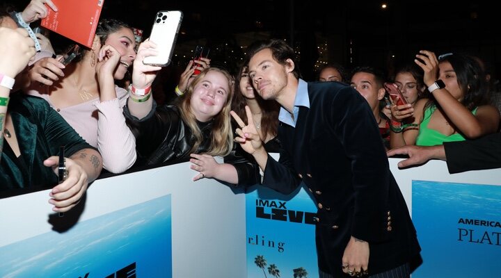 Harry Styles con varias fans en la premiere de 'No te preocupes, querida'