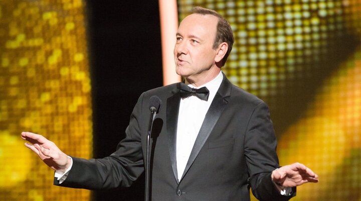 Kevin Spacey dando un discurso