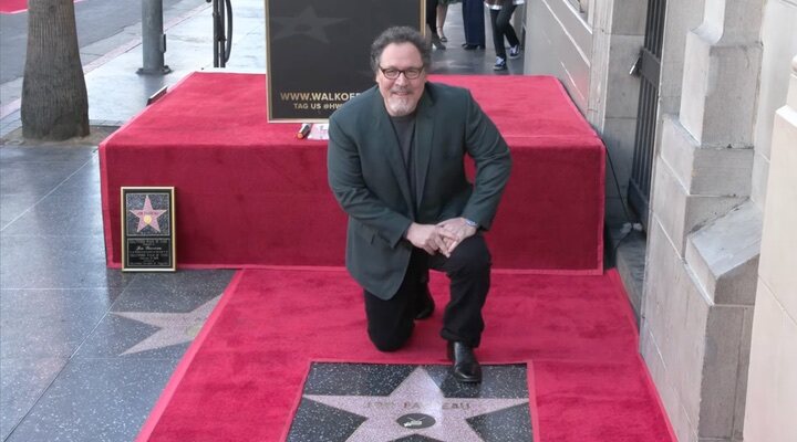 Jon Favreau con su estrella en el Paseo de la Fama de Hollywood