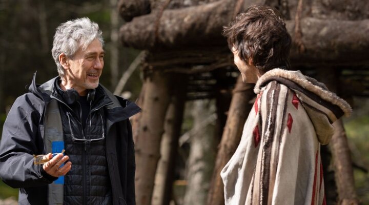  Tony Gilroy y Diego Luna en el rodaje de la primera temporada de 'Andor'