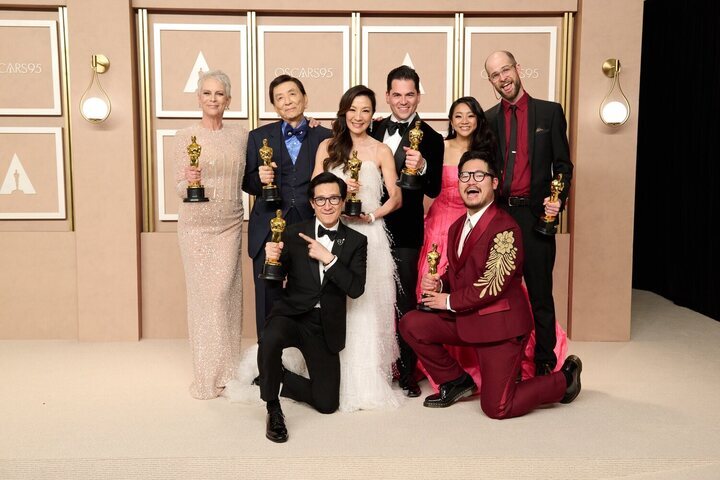 El equipo de 'Todo a la vez en todas partes' con sus Oscar