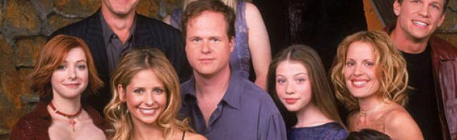 Josh Whedon con el cast de Buffy Cazavampiros