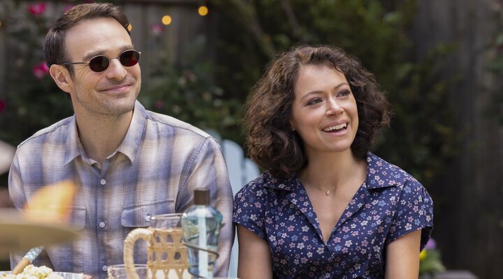 Charlie Cox y Tatiana Maslany